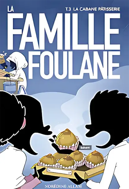 Couverture de 'La Famille Foulane, Tome 3 : La Cabane Pâtisserie' par Norédine Allam. L'illustration montre deux enfants, un garçon et une fille, au premier plan en train de regarder un plateau de pâtisseries. À l'arrière-plan, une femme cuisine et place des plateaux dans un four. La scène met l'accent sur la pâtisserie avec une ambiance chaleureuse et accueillante.